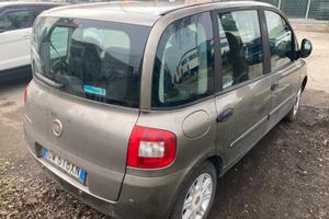 Fiat Multipla con motore danneggiato