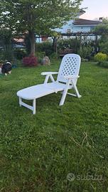 Sdraio pieghevole bianca di plastica