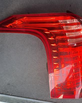 fanale posteriore SX usato PEUGEOT 5008 anno 2011