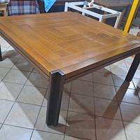 Tavolo in legno e quattro sedie