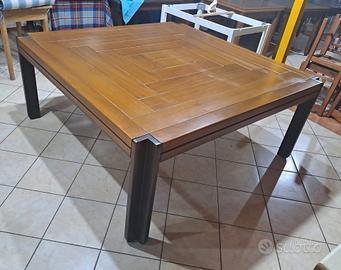 Tavolo in legno e quattro sedie