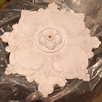 Rosone tondo in gesso bianco