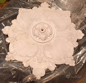 Rosone tondo in gesso bianco