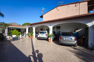 Appartamento in villa con 3 unità abitative