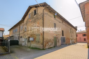 Appartamento con ingresso indipend., da ristrutt.