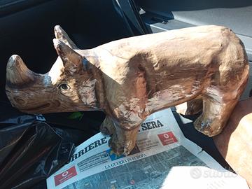 Rinoceronte in cartapesta antico