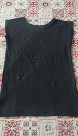 Canottiera nera con decoro in croci