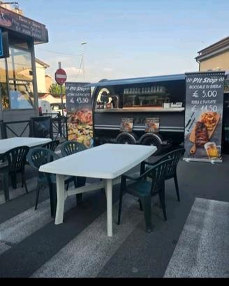 carrello steet food con spillatori birra e vetrina