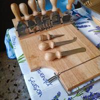 Tagliere in legno formaggi con set coltelli inox