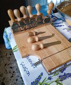 Tagliere in legno formaggi con set coltelli inox