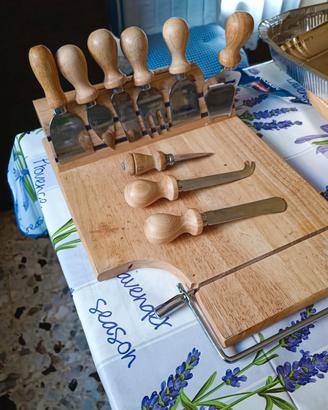 Tagliere in legno formaggi con set coltelli inox
