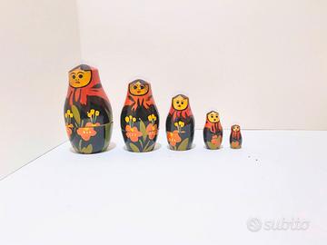 Set di cinque matrioske tradizionali russe origina