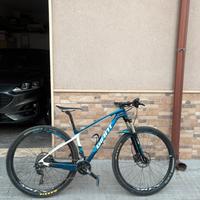 2017 Giant XTC Advanced 29er 3 Mountain Bike Blue