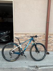 2017 Giant XTC Advanced 29er 3 Mountain Bike Blue