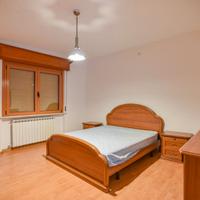 Letto matrimoniale privo di materasso