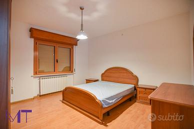 Letto matrimoniale privo di materasso