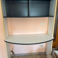 Scrivania con libreria