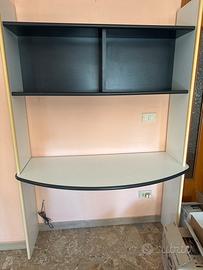 Scrivania con libreria