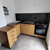 Cucina lineare con forno