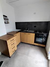 Cucina lineare con forno