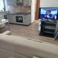 Moderno monolocale ben arredato