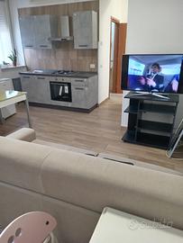 Moderno monolocale ben arredato