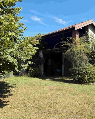 Rustico indipendente con area di mq.800