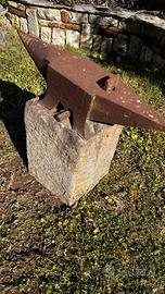 Incudine  fine 800 primi 900 con base in pietra