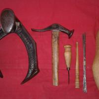 Incudine antica e attrezzi da calzolaio antichi