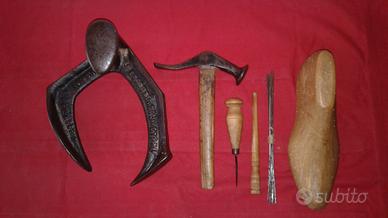 Incudine antica e attrezzi da calzolaio antichi