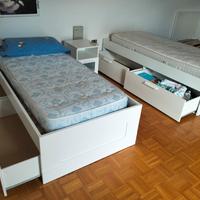 Due letti singoli con un comodino