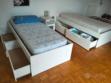 Due letti singoli con un comodino
