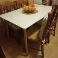 Tavolo moderno da cucina o sala