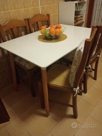 Tavolo moderno da cucina o sala