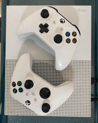 Xbox One S + 2 controller