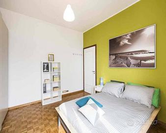 Stanza in appartamento di 219 m² a Corsico