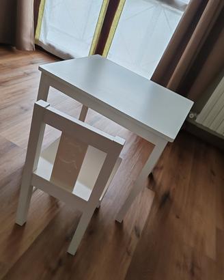 Tavolino e sedia per bambini. 