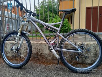 MTB biammortizzata Pivot Mach 5