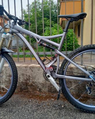 MTB biammortizzata Pivot Mach 5