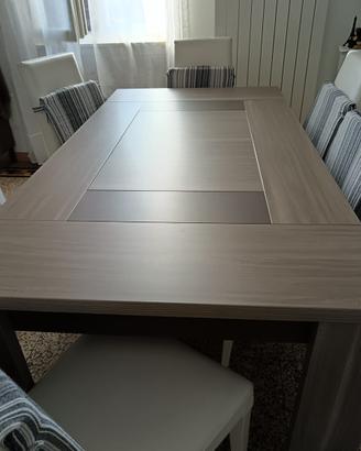 Tavolo da pranzo con sedie