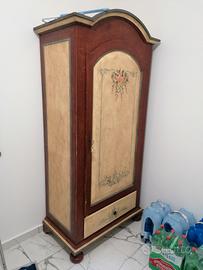 Armadio in legno dipinto a mano 