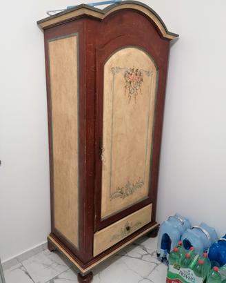 Armadio in legno dipinto a mano 