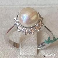 ANELLO ORO 18kt. CON DIAMANTI E PERLA AKOYA