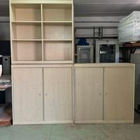 Armadio in legno grigio chiaro