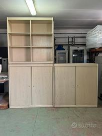 Armadio in legno grigio chiaro