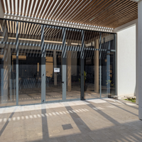 Locale commerciale adiacente a supermercato