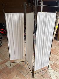 Separet in ferro battuto con tenda bianca