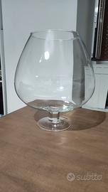 vaso di vetro a forma calice di cognac 