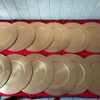 SOTTOPIATTI CON TOVAGLIA ROSSA PER TAVOLA FASTOSA