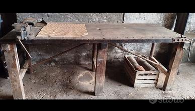 Vecchio ma funzionale bancone da lavoro in legno